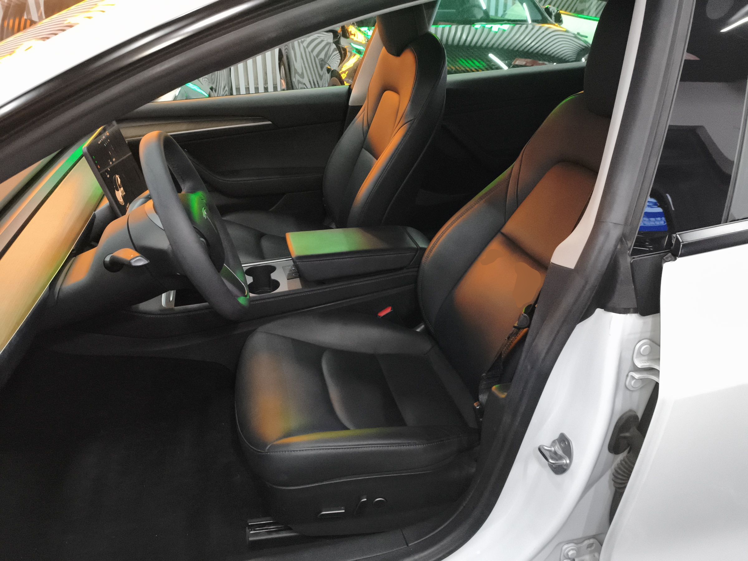 المقاعد الأمامية داخل السيارة