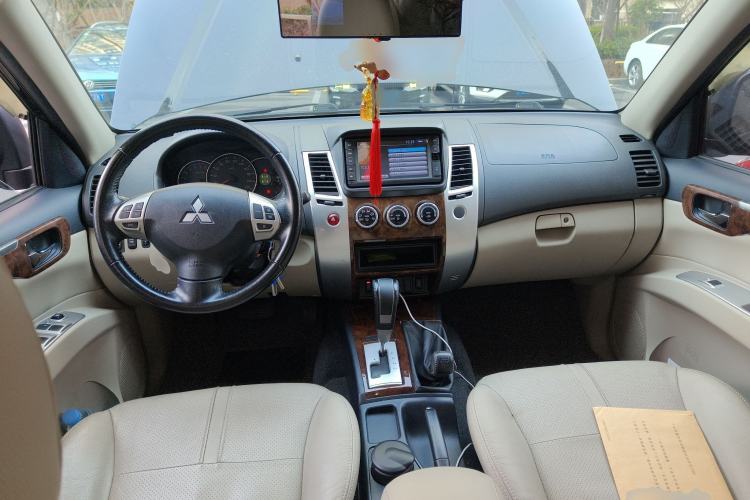 Used Mitsubishi Pajero Sport 2013 3.0L Automatic 4x4 Flagship Edition Center Console