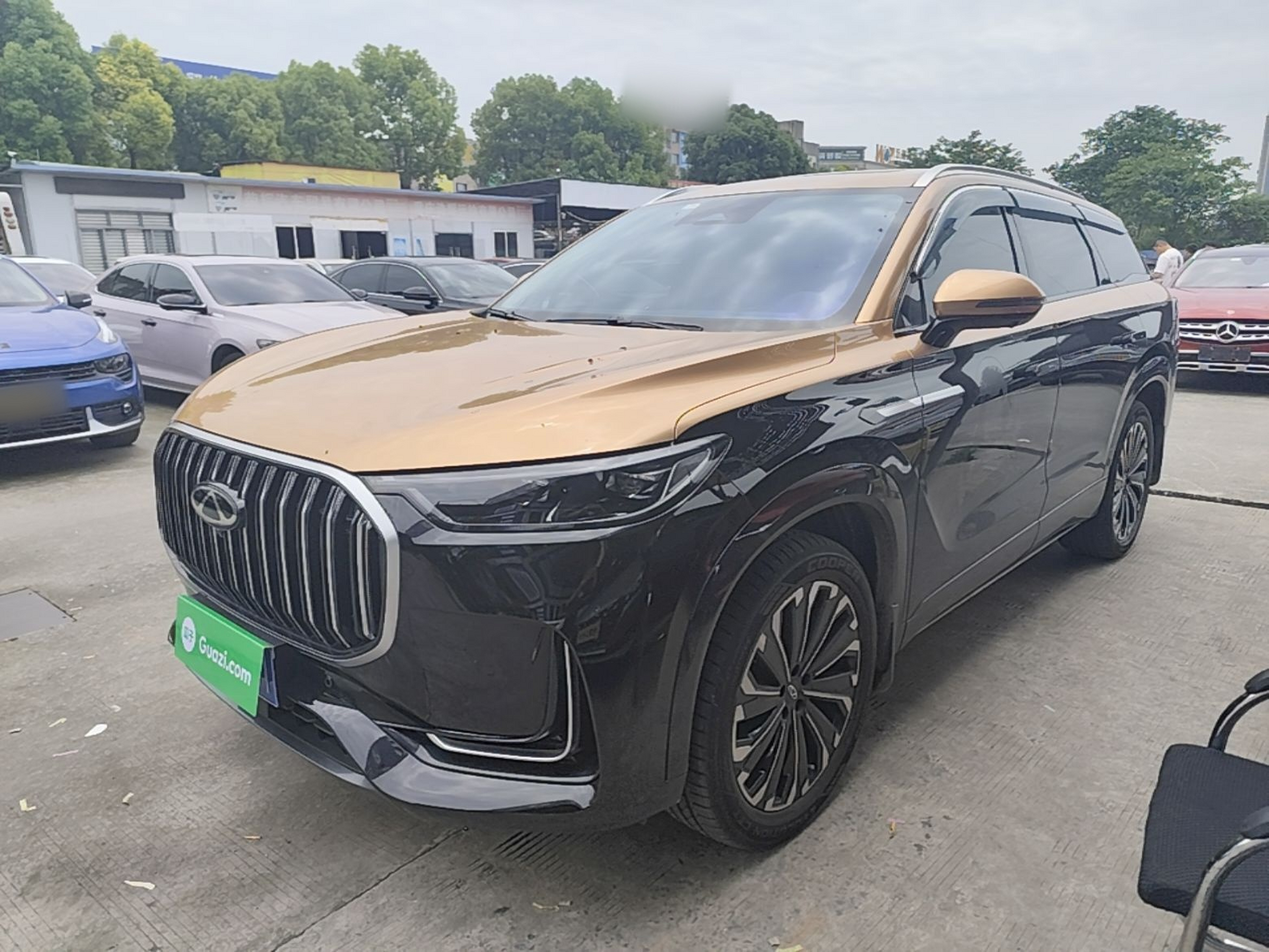 Под передней частью автомобиля