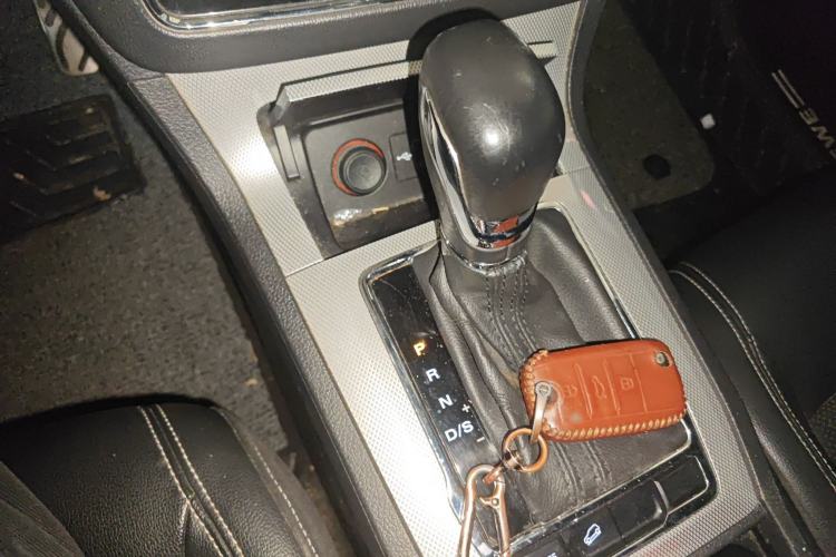 Used Roewe RX5 2016 20T Two-Wheel Drive Automatic Internet Smart Edition
