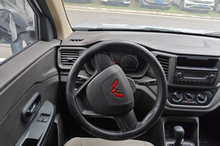 Used Wuling Hongguang V 2022 1.5L Jingqu Edition Electric-Assist LAR Steering Wheel