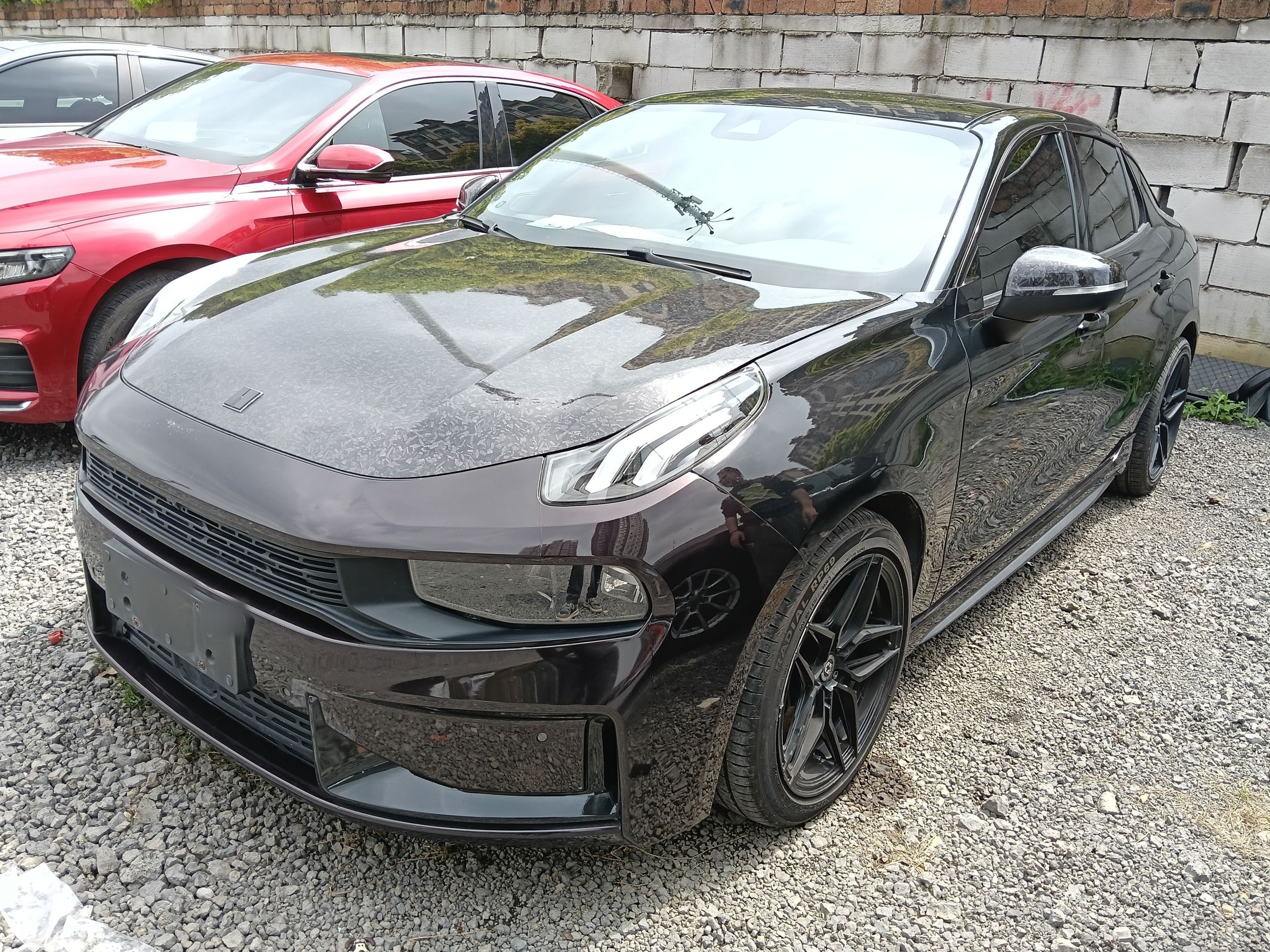 Под передней частью автомобиля