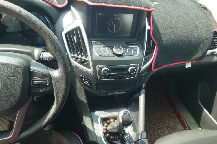 Used Dongfeng Aeolus AX7 2016 1.4T Manual Zhuyue Model Center Console