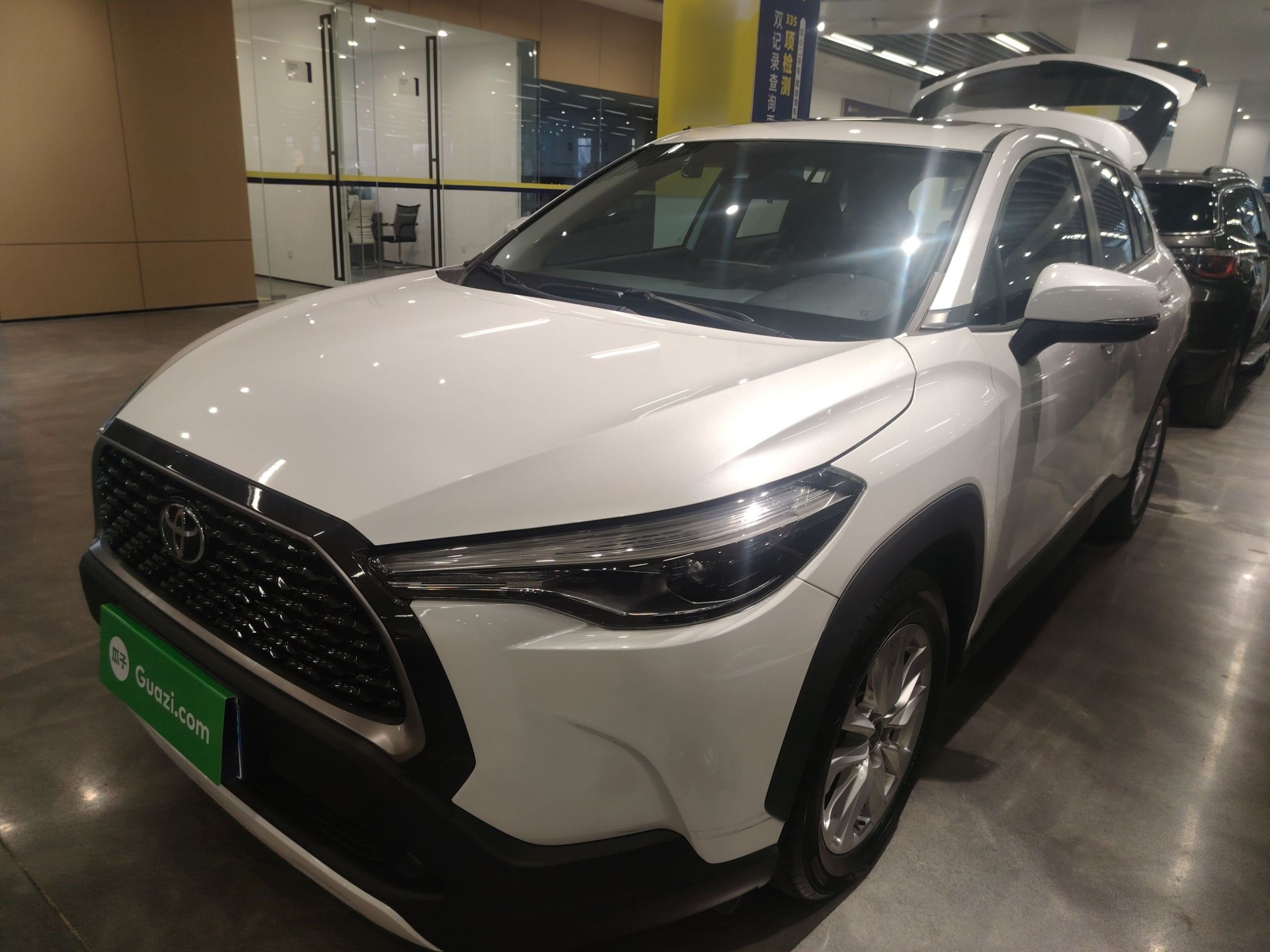 تحت مقدمة السيارة