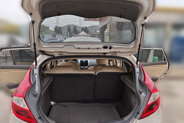 Used Hyundai Verna (older generation) 2011 Hatchback 1.4L Automatic Comfort Model GS Trunk