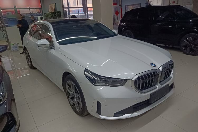 Used BMW 5 Series 2024 530Li Leading Luxury Package Front Right 45 Deg