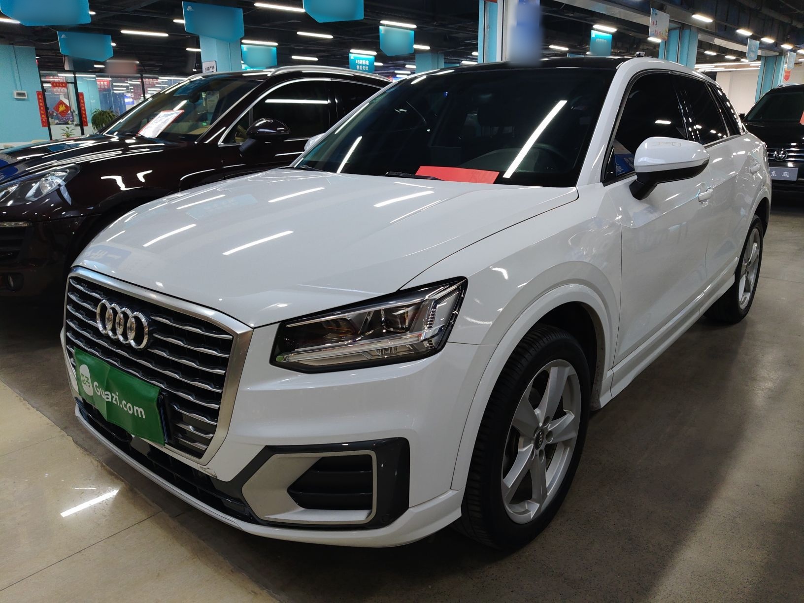 تحت مقدمة السيارة