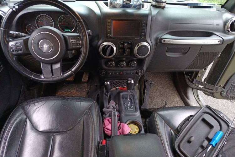 Used Jeep Wrangler 2015 3.6L Rubicon Four-Door Comfort Edition Center Console