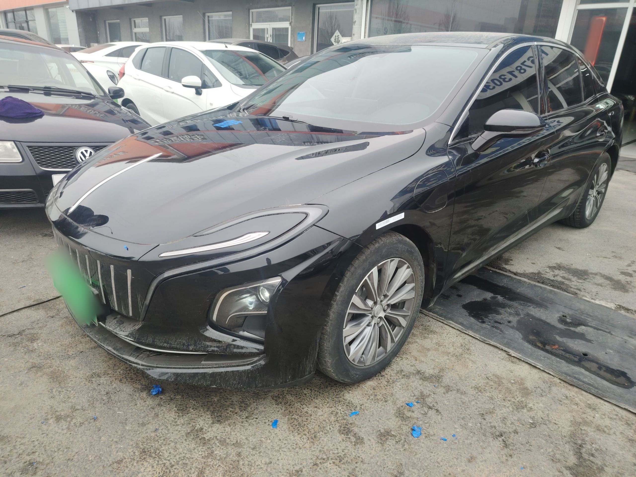 Под передней частью автомобиля