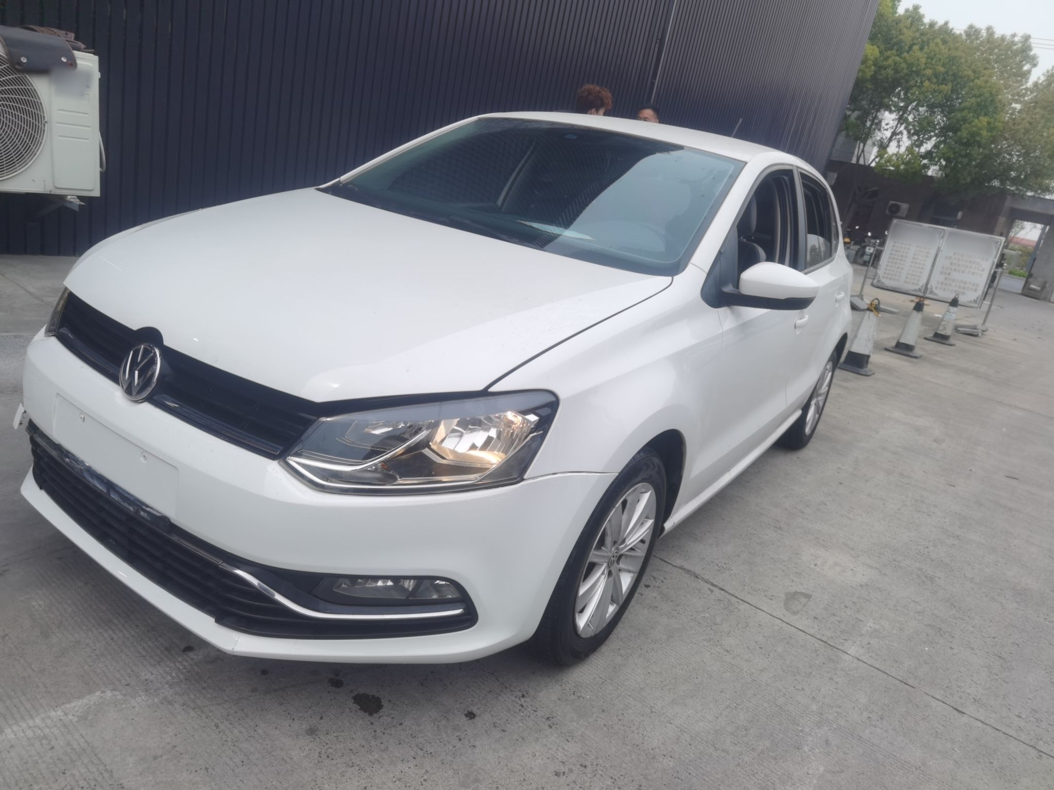 تحت مقدمة السيارة