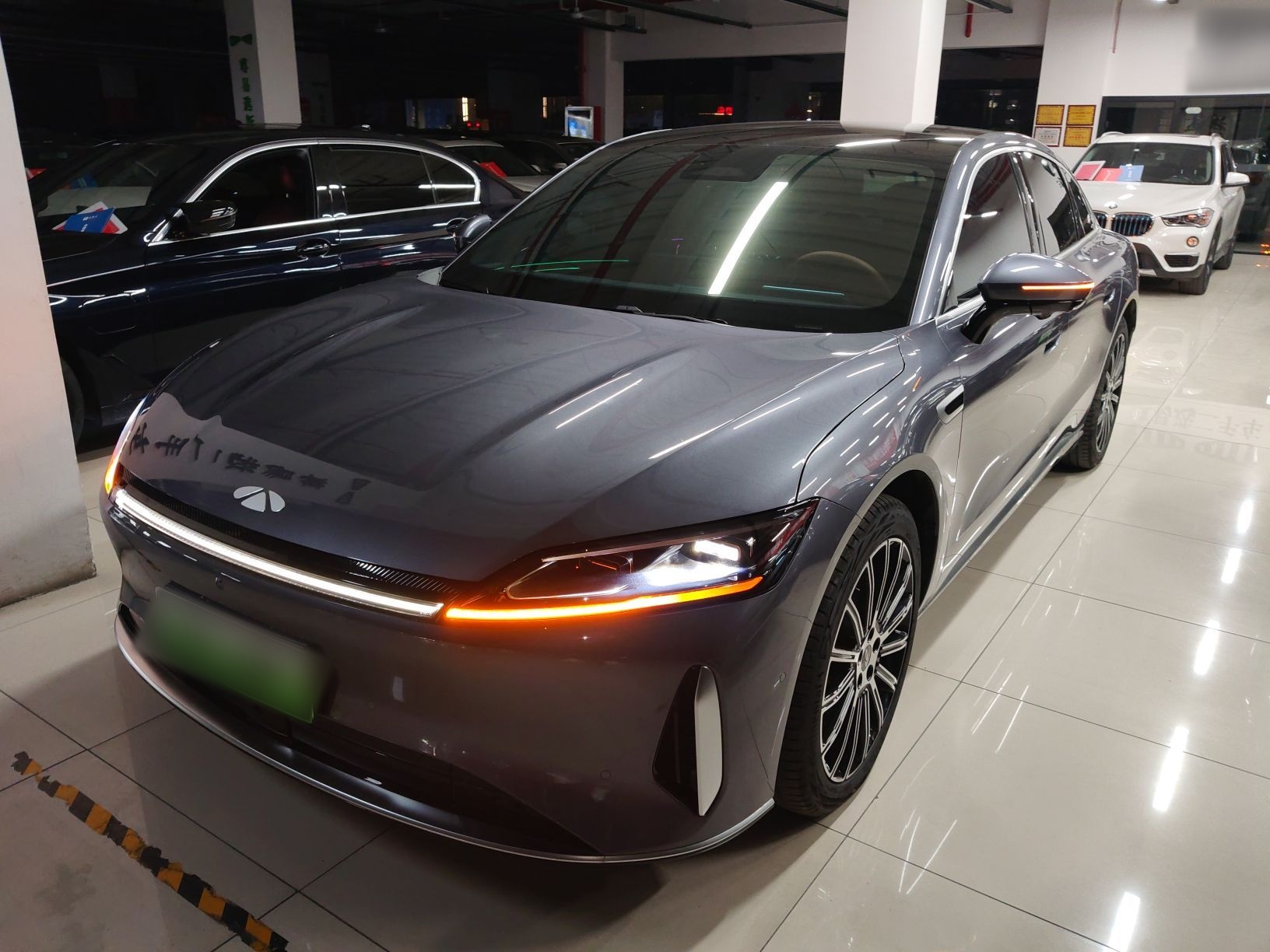 تحت مقدمة السيارة