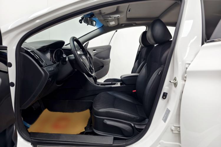 Used Hyundai Sonata 2015 Classic 2.0L Automatic Leading Edition Interior 6