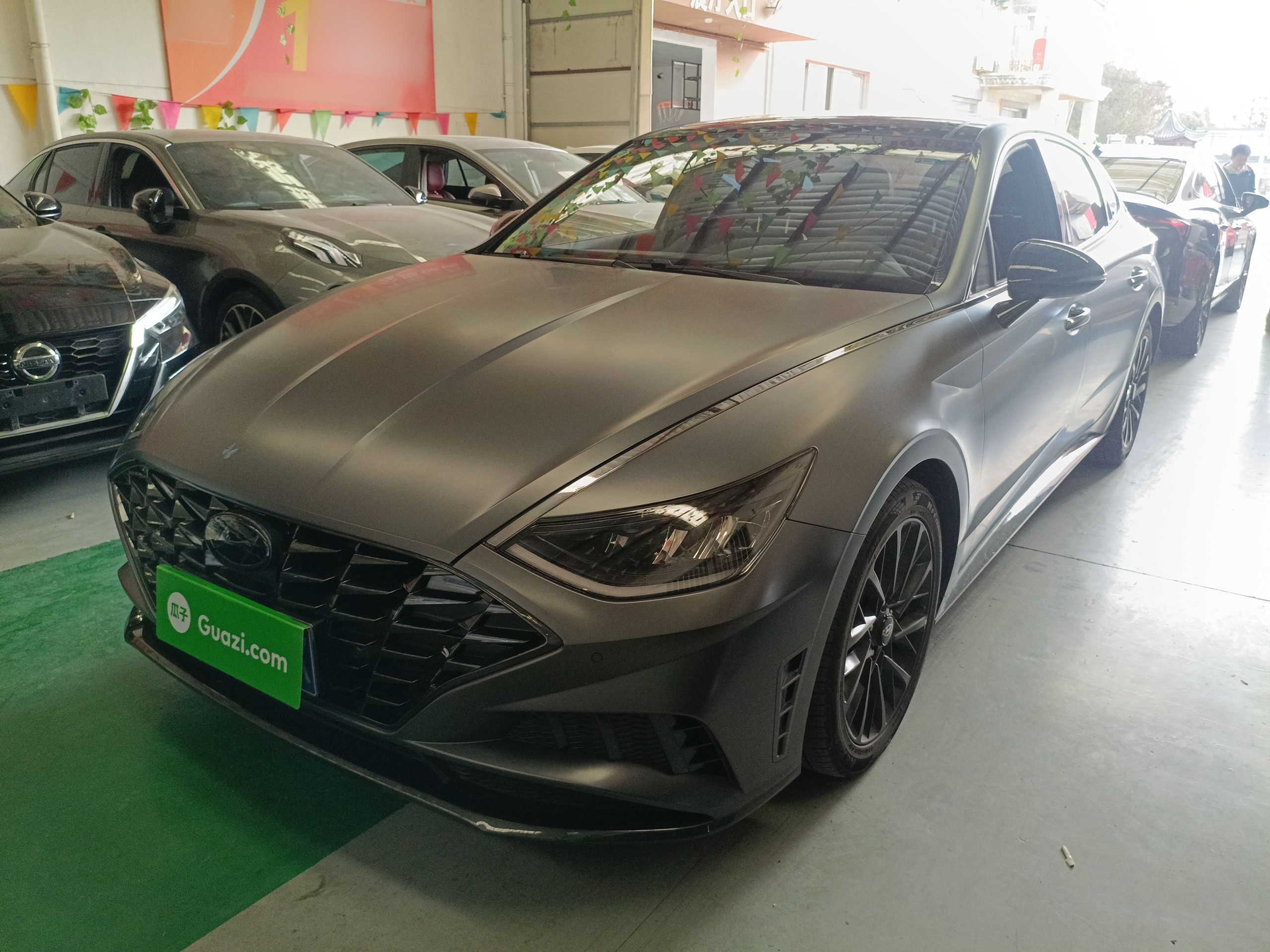 تحت مقدمة السيارة