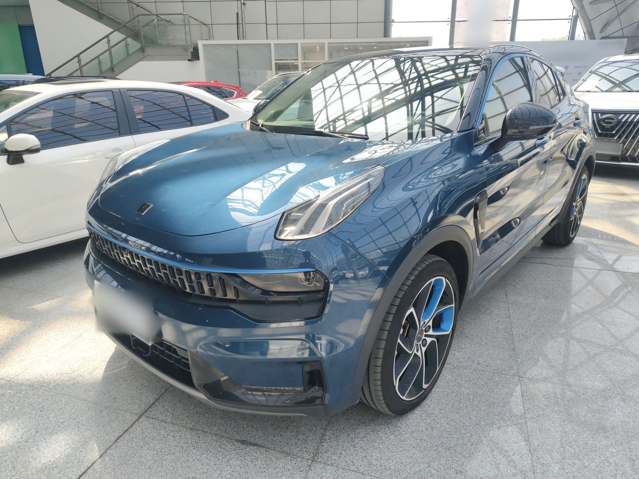 Под передней частью автомобиля