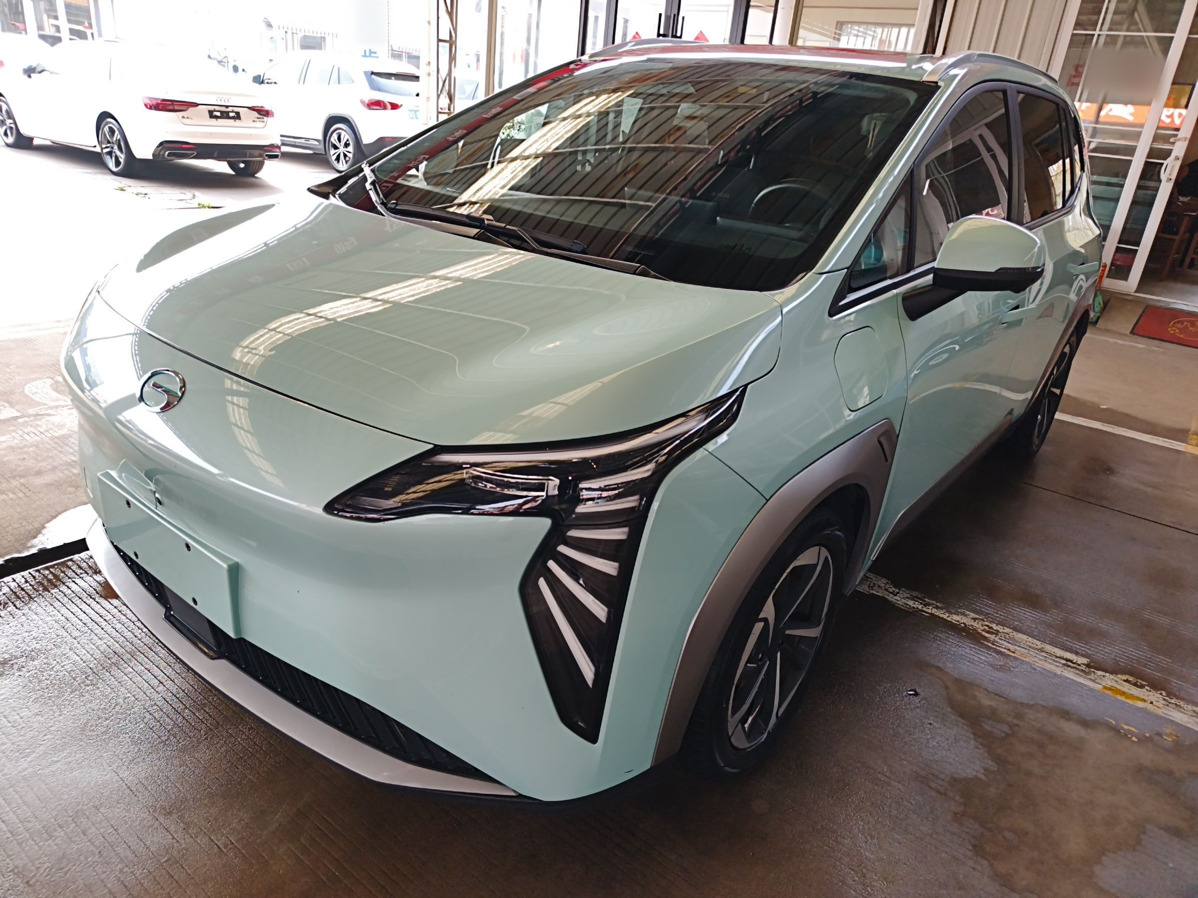 تحت مقدمة السيارة