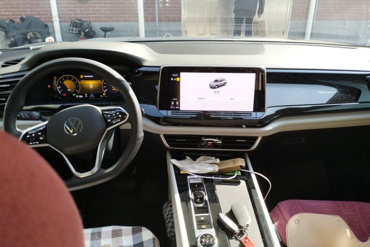 Used Volkswagen Teramont 2024 530 V6 All-Wheel-Drive Dragon Edition Center Console