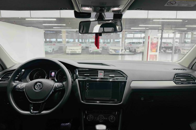 Used Volkswagen Tiguan L 2019 Updated Version 330TSI Automatic Two-Wheel Drive Panoramic Comfort Edition China VI Standard Interior 3