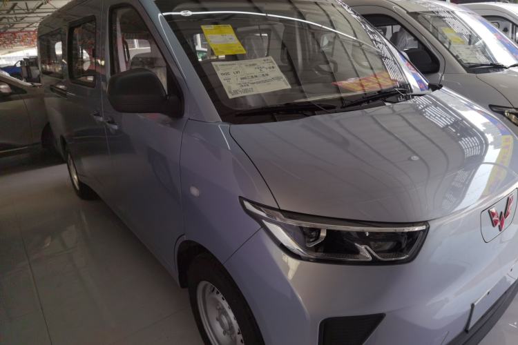 Used Wuling Yangguang 2024 300KM Comfort Version Passenger Van 75kW