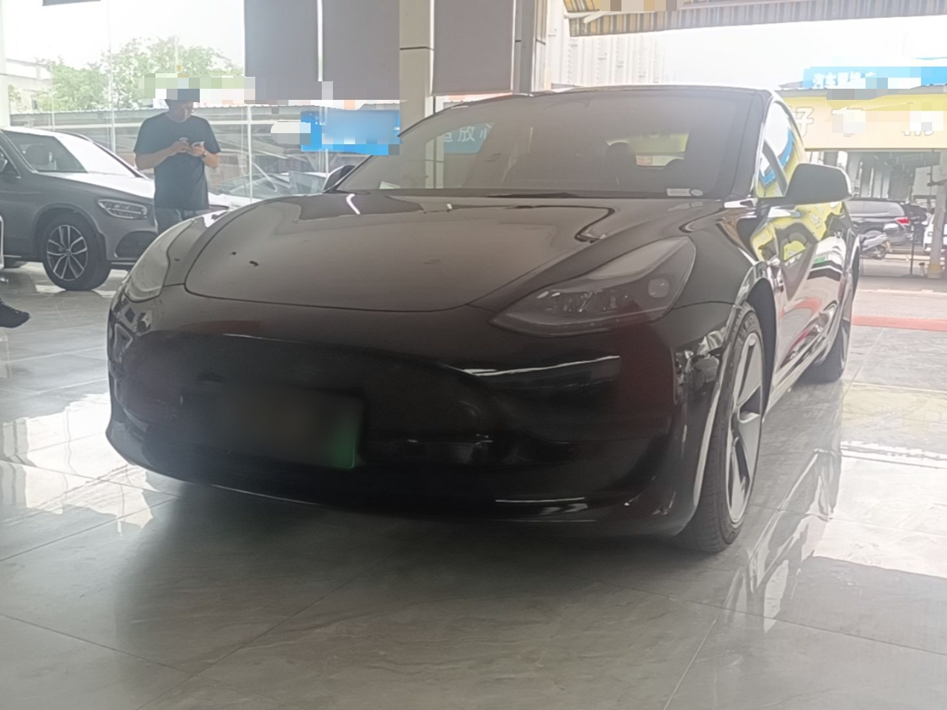 Под передней частью автомобиля