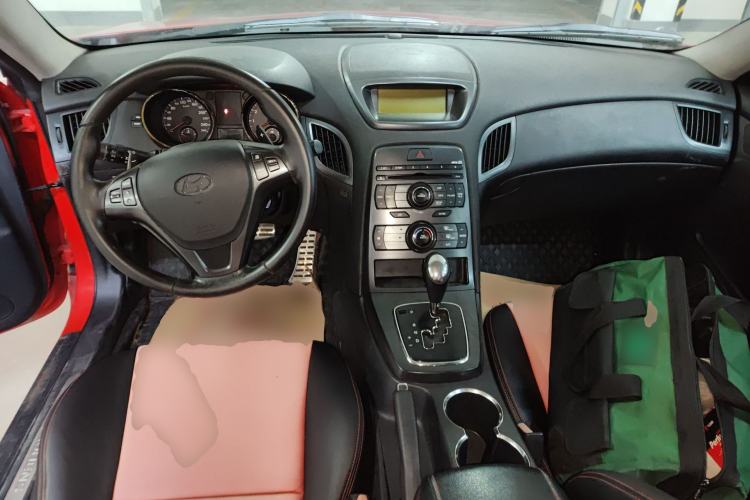 Used Hyundai Genesis Coupe 2009 2.0T Automatic Deluxe Edition Center Console