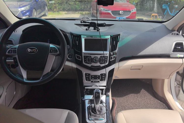 Used BYD e5 2017 300 Prestige Edition Center Console