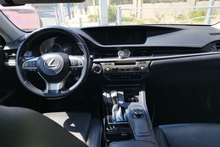 Used Lexus ES 2015 300h Comfort Edition
