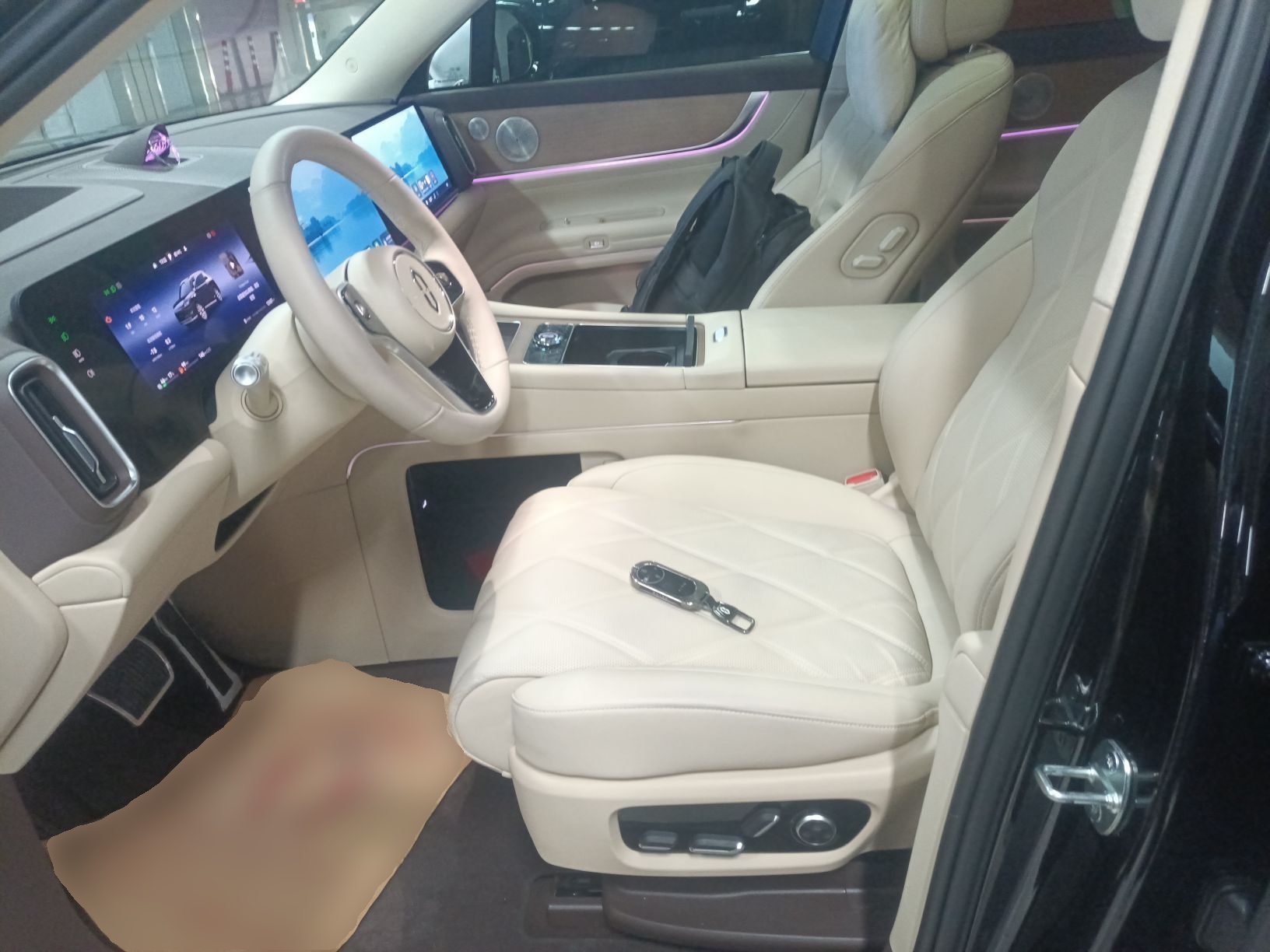 المقاعد الأمامية داخل السيارة