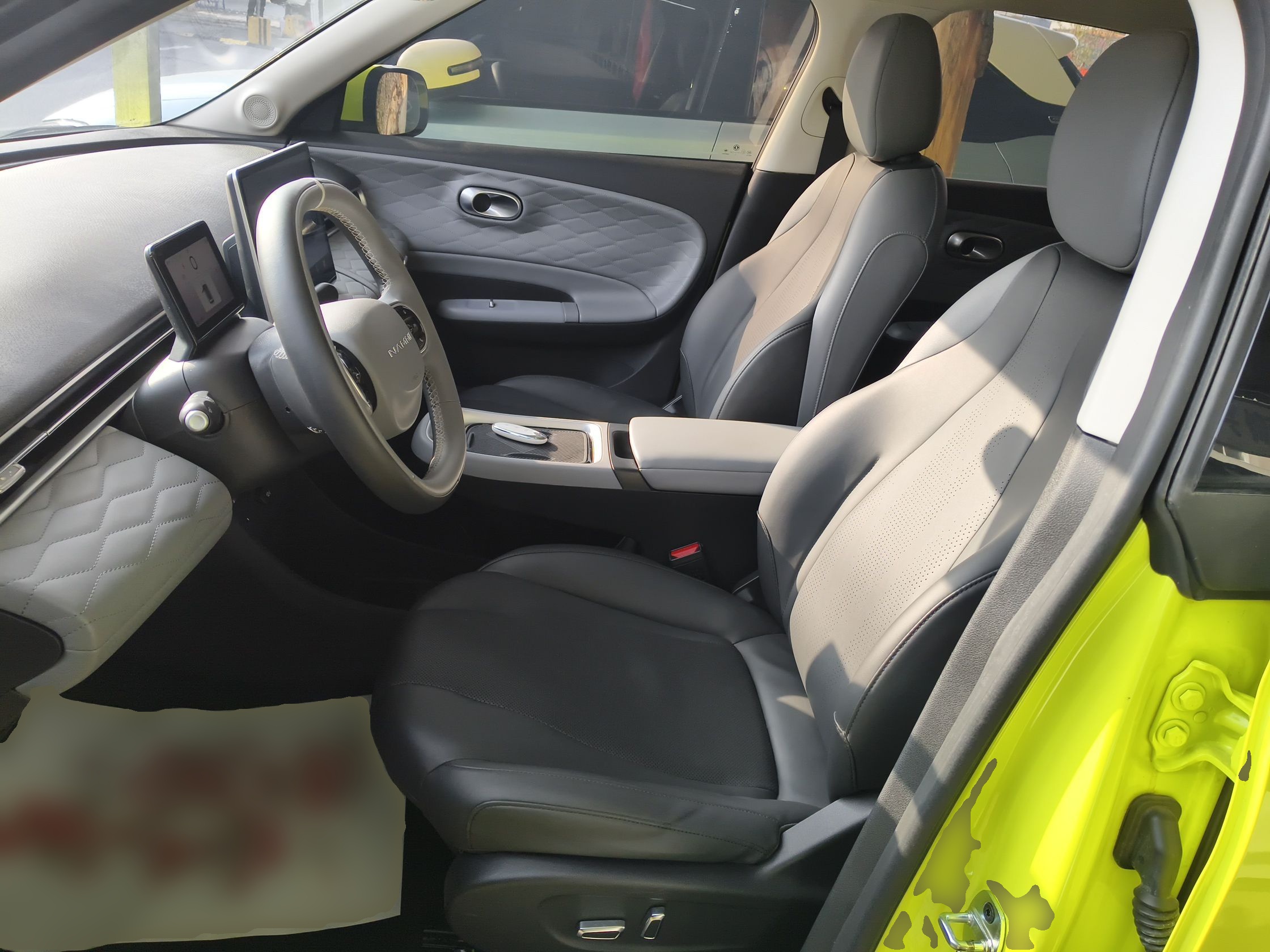 Переднее сиденье в автомобиле