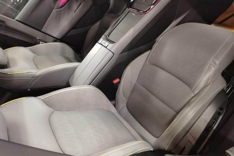 Used Lynk & Co 08 EM-P 2023 120km Long-Range Halo Right Front Seat