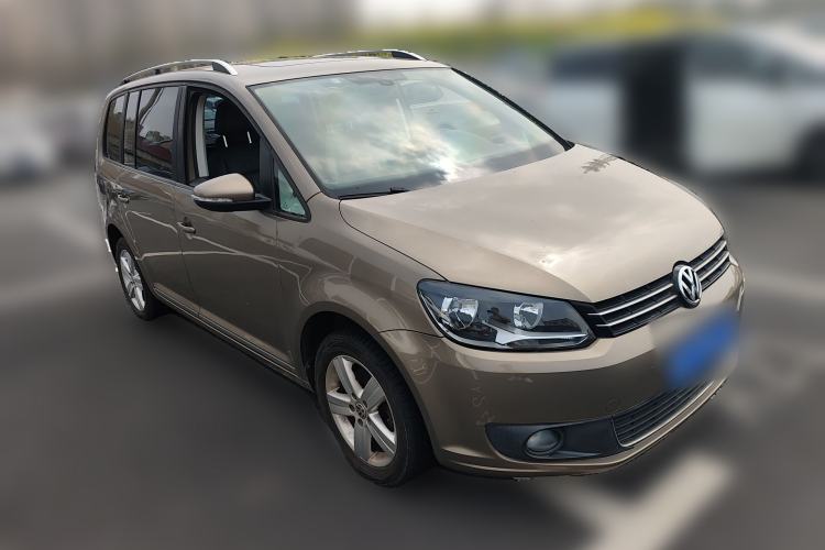 Used Volkswagen Touran 2015 1.4T DSG Comfort Edition 5 Seats Front Right 45 Deg