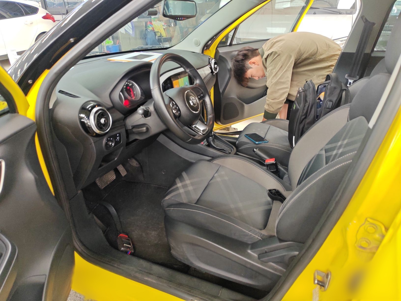 المقاعد الأمامية داخل السيارة