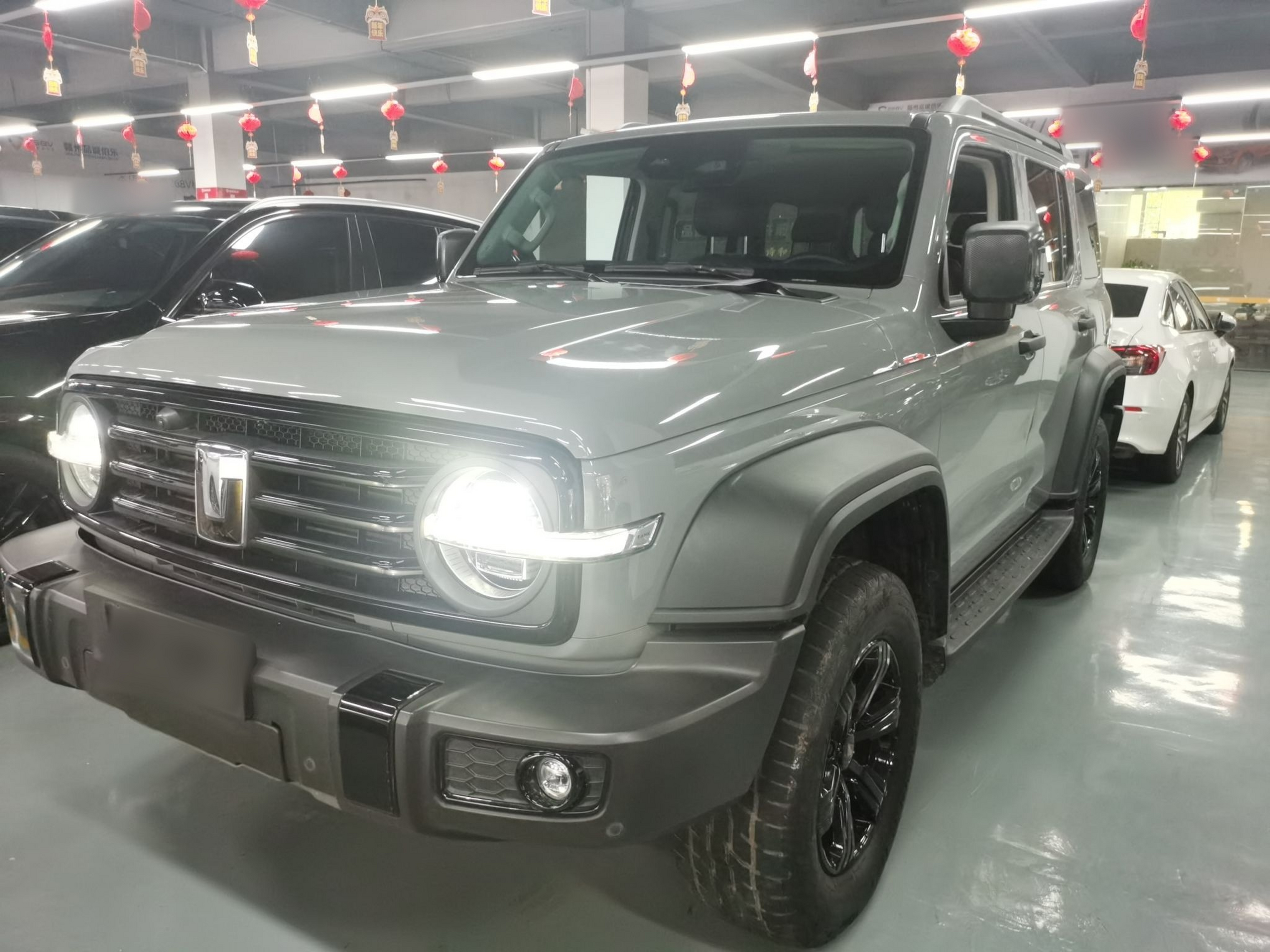 تحت مقدمة السيارة