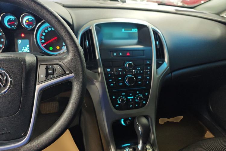 Used Buick GT 2014 XT 1.6L Automatic Fashion Edition Center Console