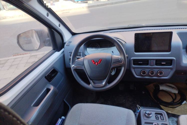 Used Wuling Yangguang 2024 300KM Comfort Version Passenger Van 75kW