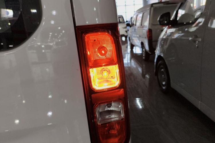 Used Wuling Yangguang 2025 Model 310KM Bus Edition—Customized by CATL
