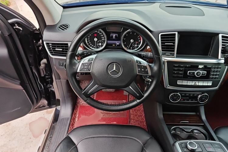 Used Mercedes-Benz M-Class 2014 ML 400 4MATIC Dynamic Model Steering Wheel
