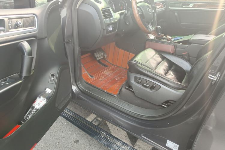 Used Volkswagen Touareg 2011 3.0 TSI High-End Version Driver Seat