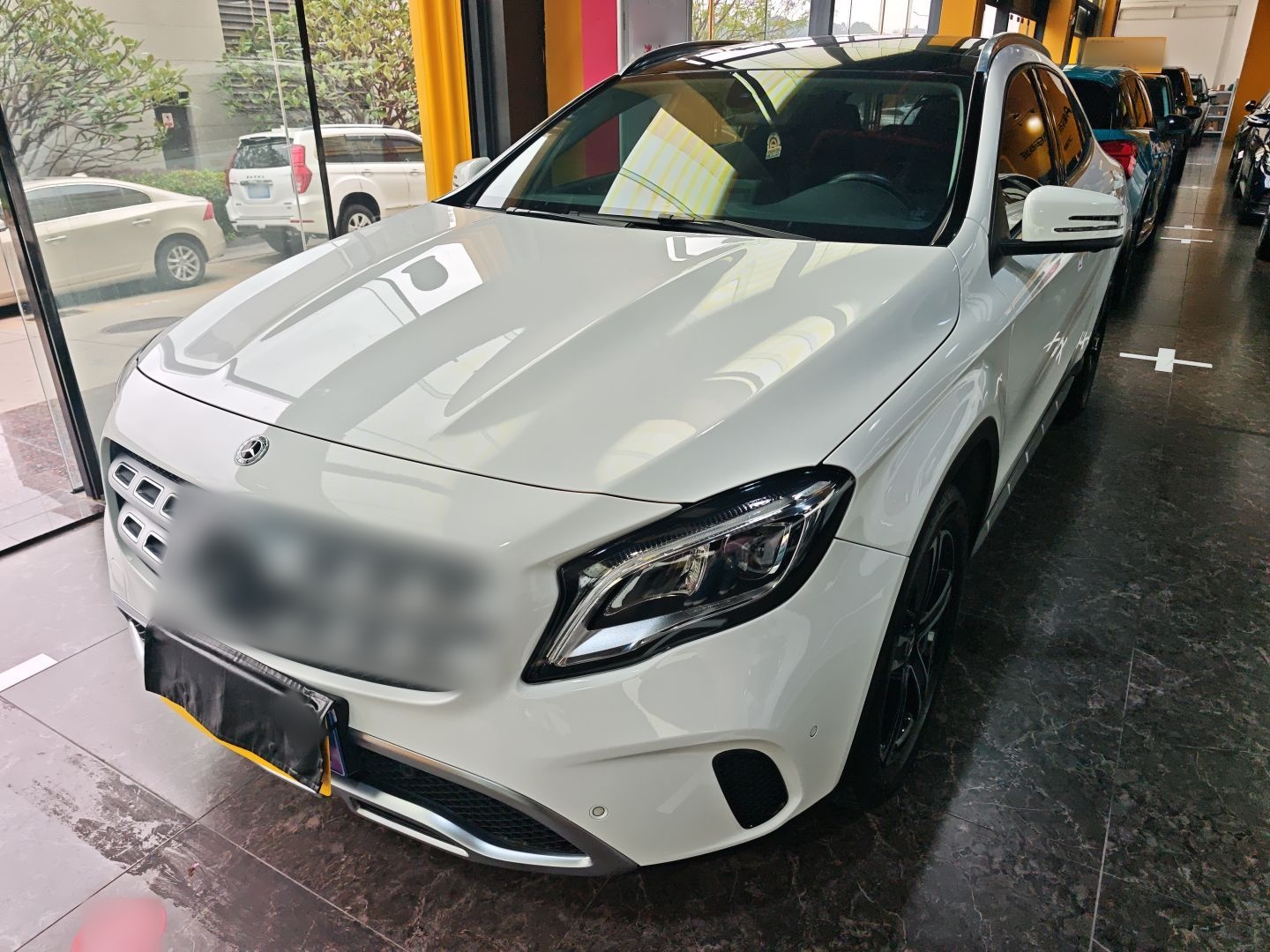 تحت مقدمة السيارة