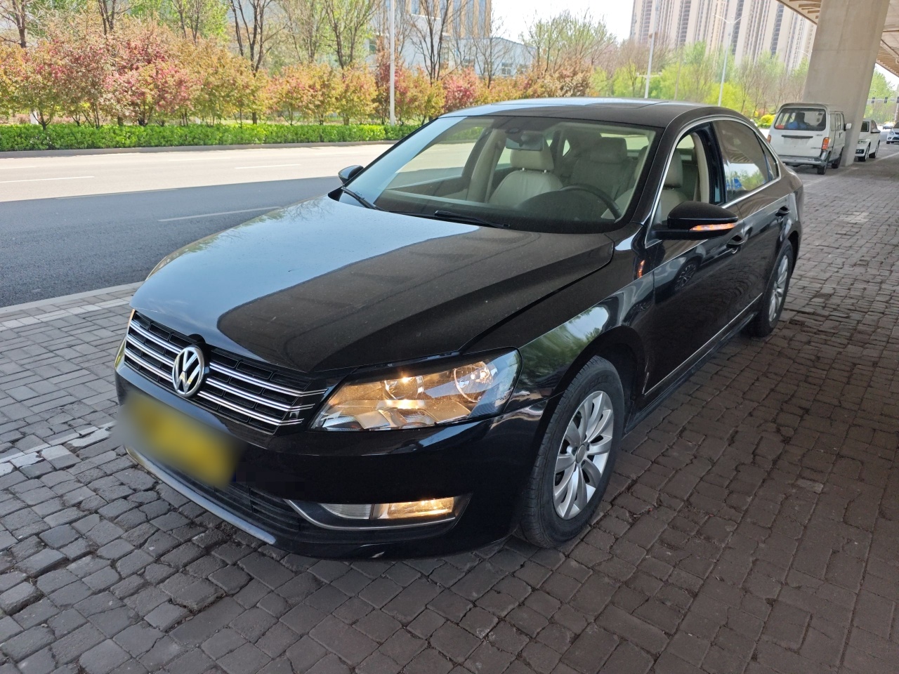 Под передней частью автомобиля