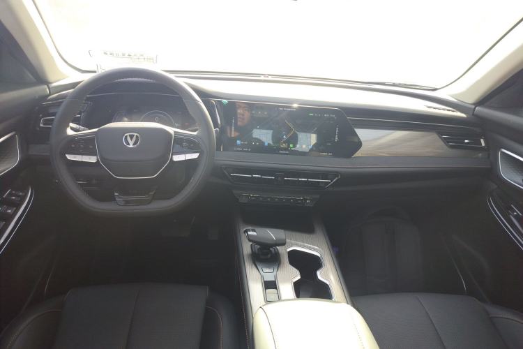 Used CHANGAN X7 PLUS 2024 1.5T Automatic Luxury Edition 5 Seats Center Console