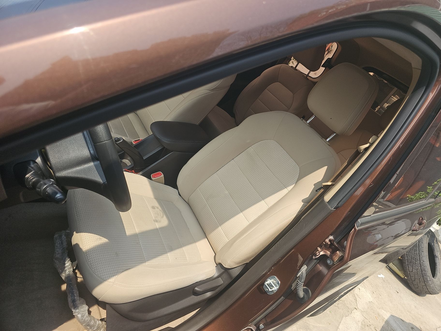 المقاعد الأمامية داخل السيارة