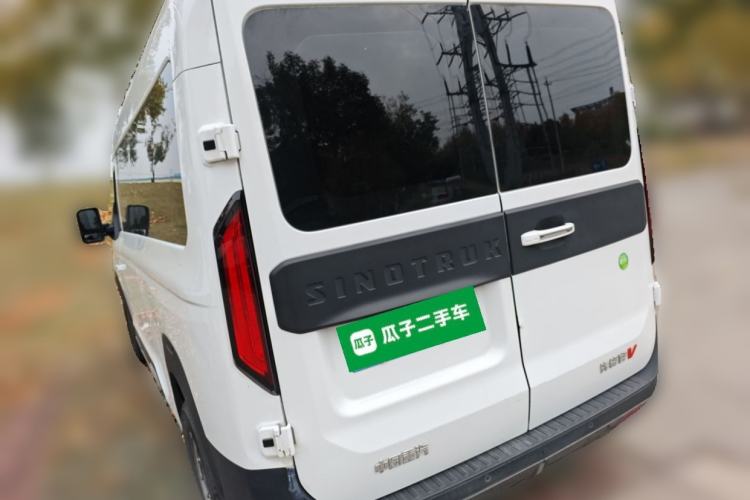 Used Sinotruk Pioneer V 2024 Multi-Function Edition 2.0T Manual Mid-Roof with Central Axle
