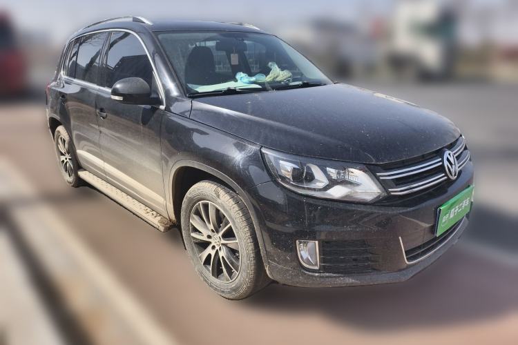 Used Volkswagen Tiguan 2015 1.8TSI Automatic All-Wheel-Drive Luxury Model Front Right 45 Deg