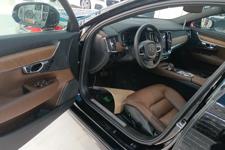 Used Volvo S90 2025 B5 Zhiyi Luxury Edition
