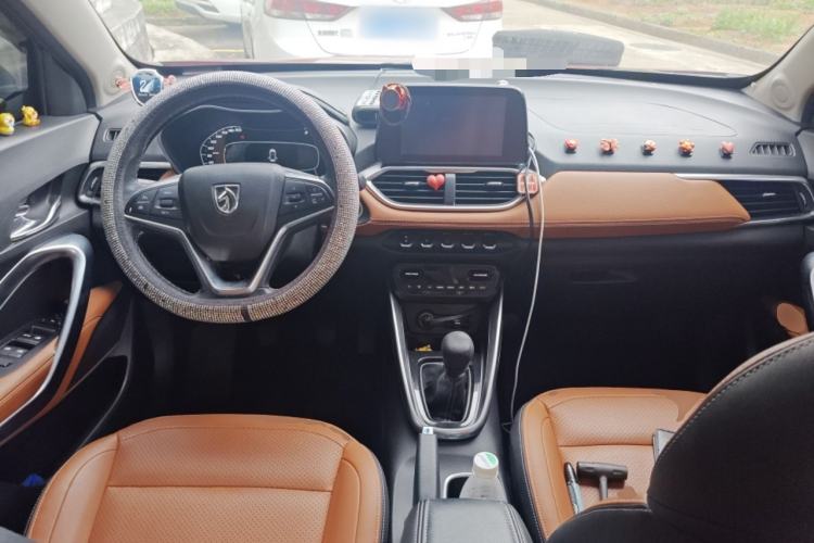 Used Baojun 510 2017 1.5L Manual Luxury Model Center Console