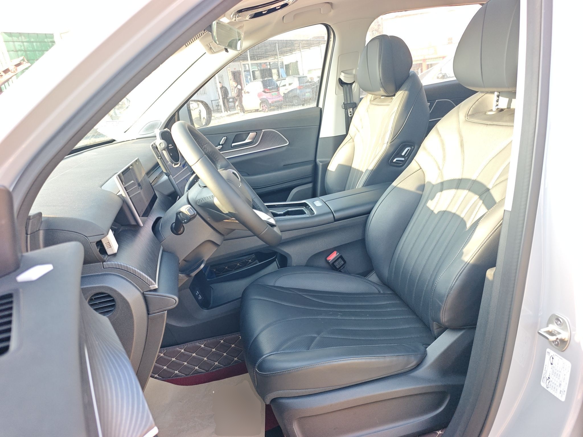 المقاعد الأمامية داخل السيارة