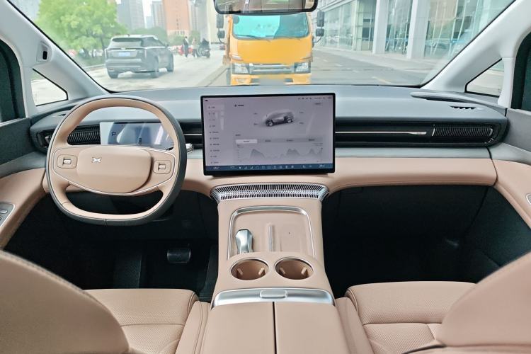 Used XPeng X9 2025 650 Long-Range Max Center Console