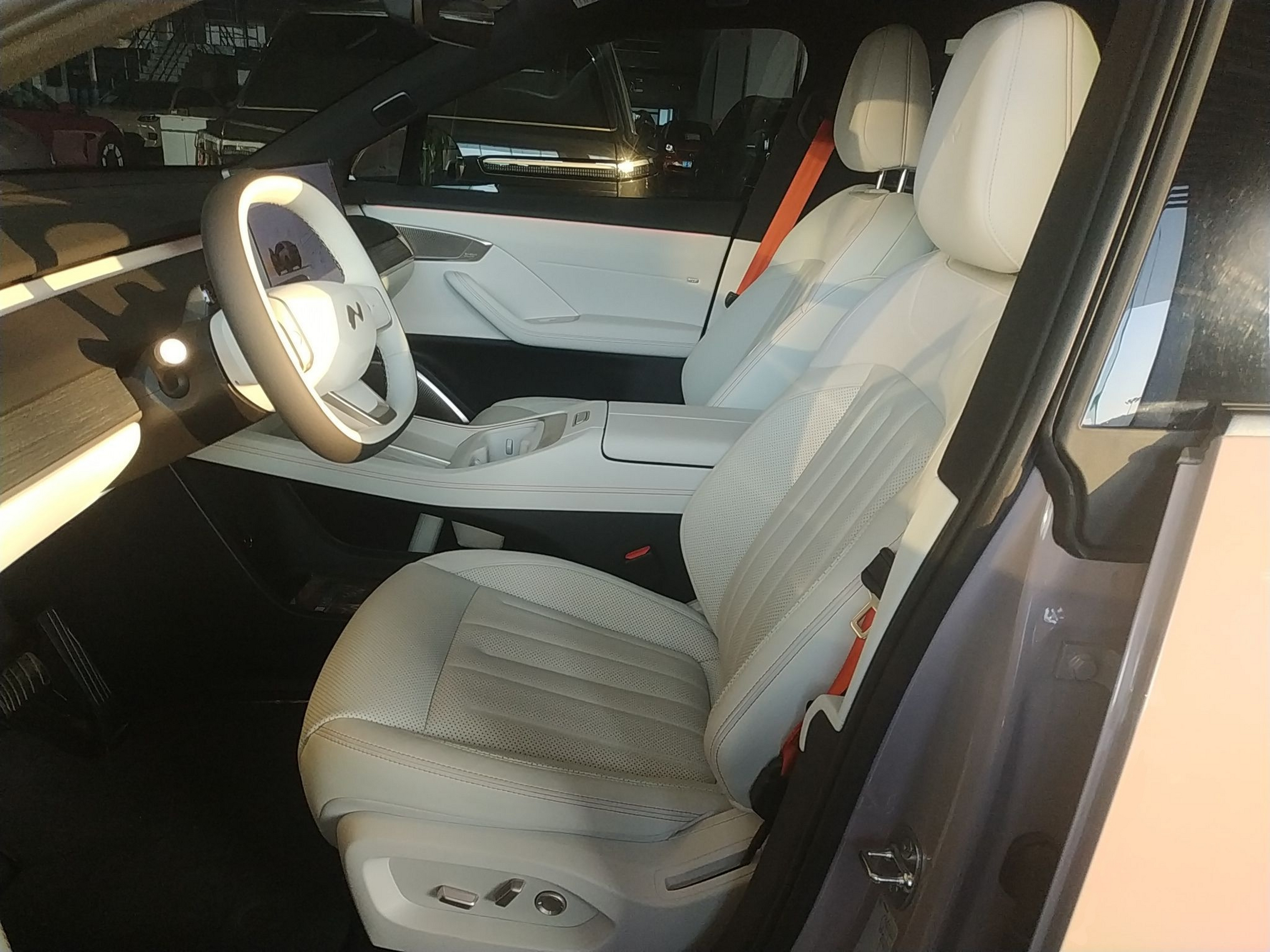 المقاعد الأمامية داخل السيارة