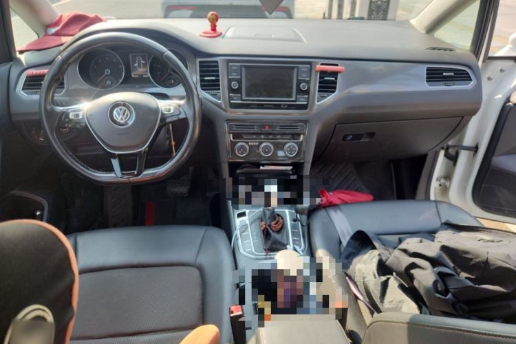 Used Volkswagen Golf Sportsvan 2018 230TSI Automatic Trend Edition Center Console