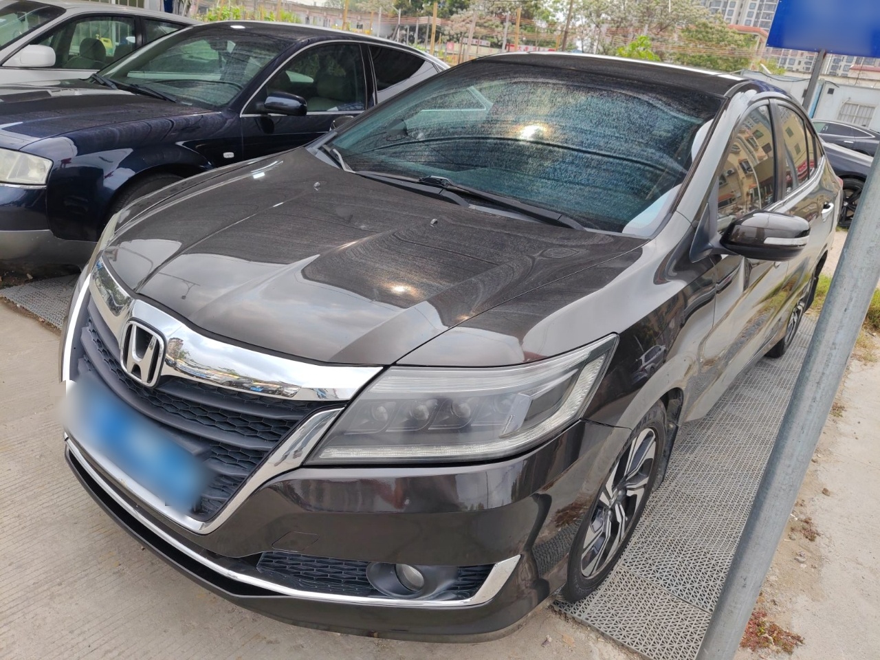 تحت مقدمة السيارة